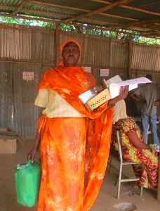 Woman taking the stove home for new pilot study in Sherkole Camp.